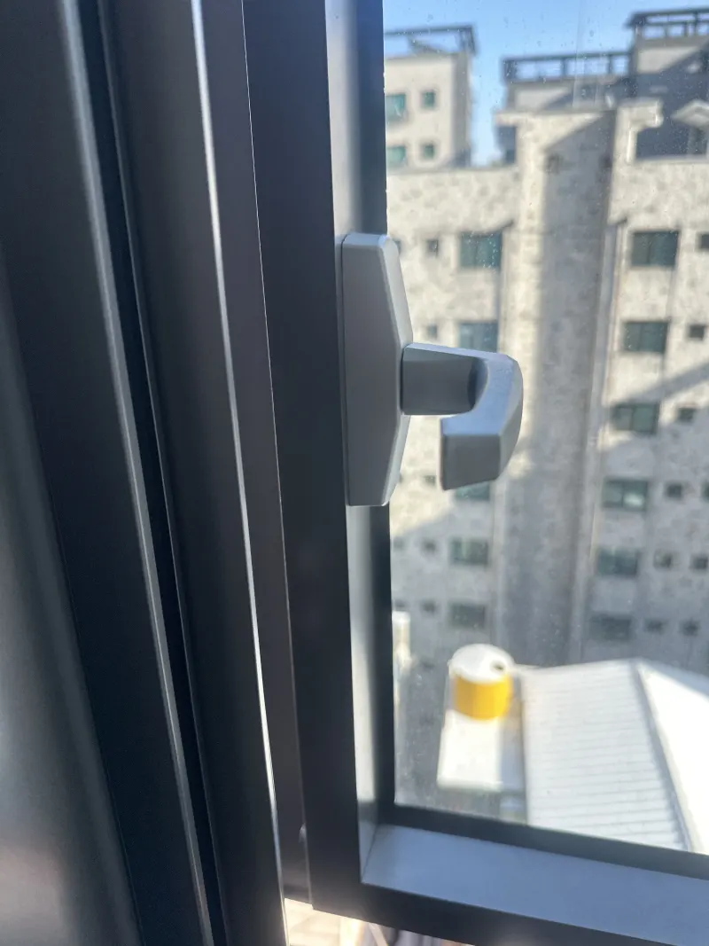 창문손잡이 시공 현장 사진 2