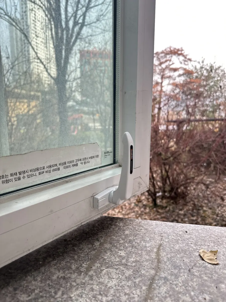 창문손잡이 나사 체결부 점검하는 모습