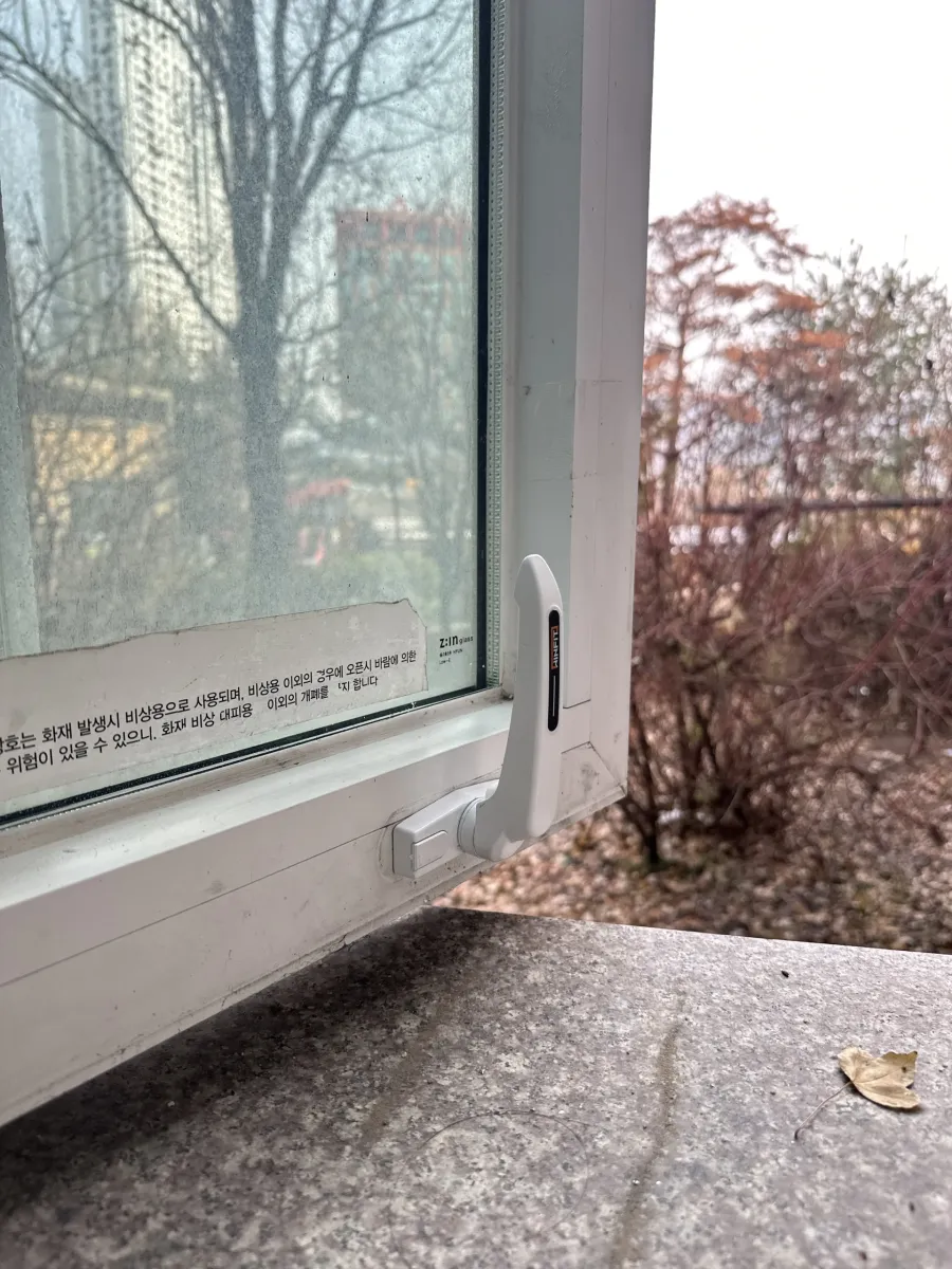 새로 교체 설치된 창문 손잡이 클로즈업