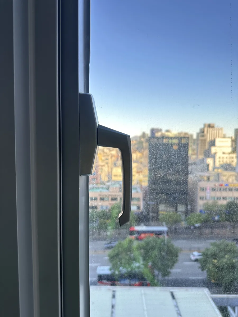 안잠기는 증상이 있는 창문 손잡이 클로즈업