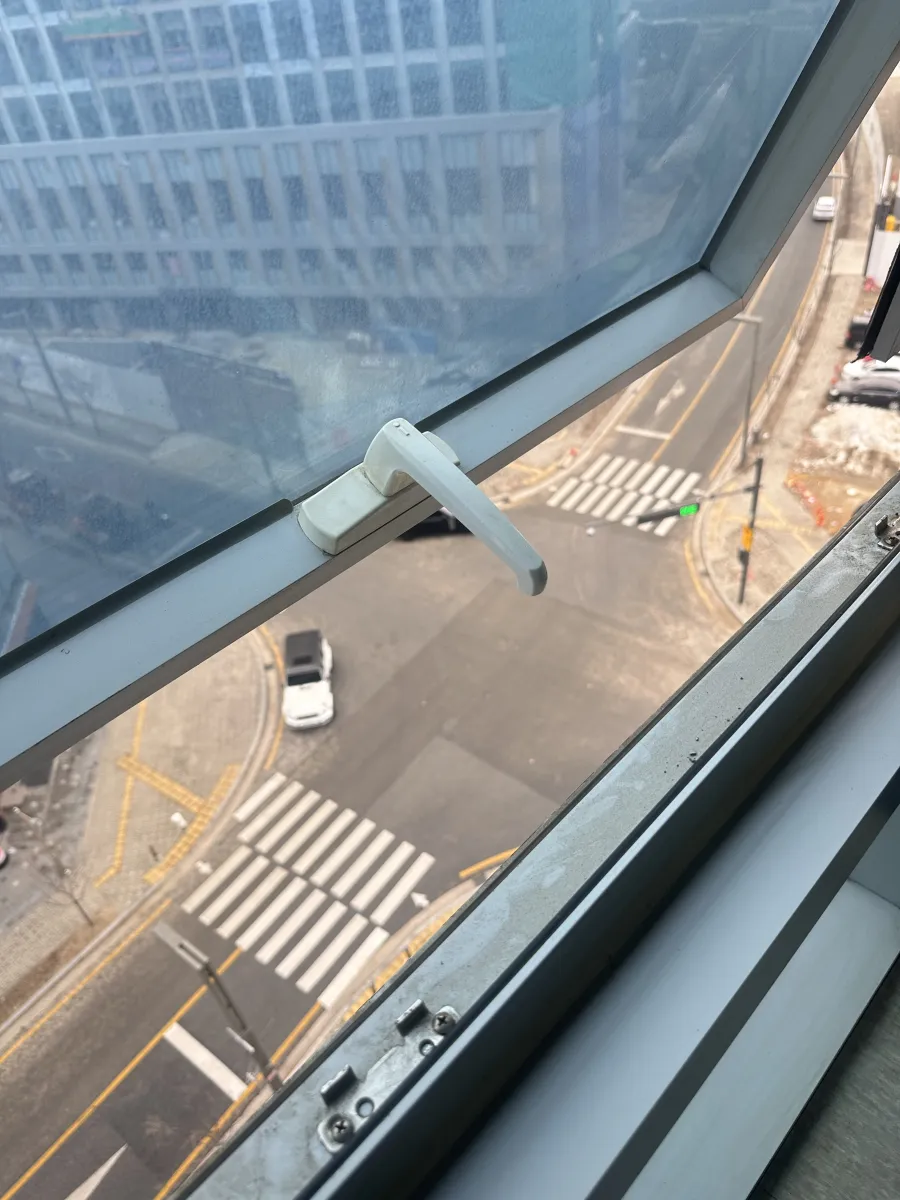 반지하 창문 손잡이 교체 작업을 진행하는 모습