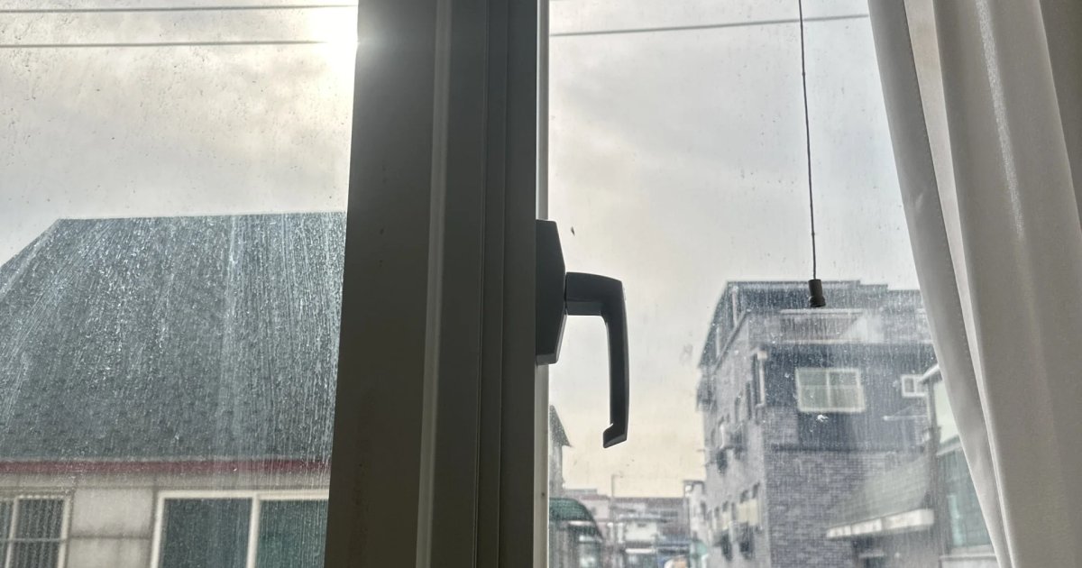 창문손잡이 고정나사 교체 보기